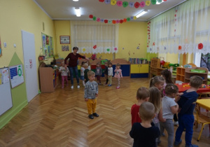 Przedszkolaki w trakcie zabawy muzycznej Ślimak